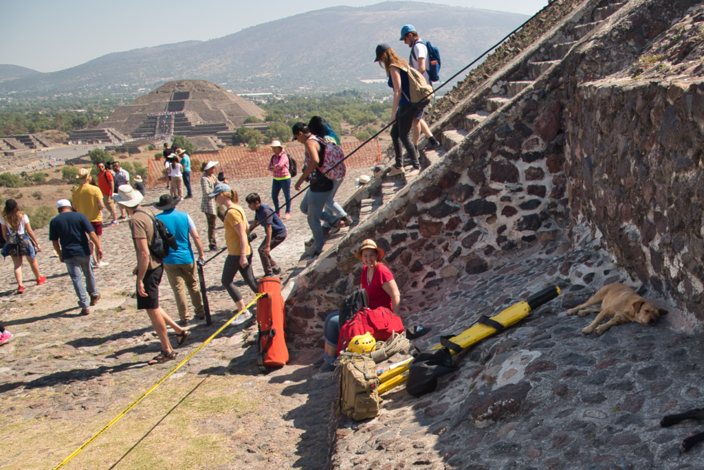 Teotihuacan pirámide de la Luna desde ladel Sol