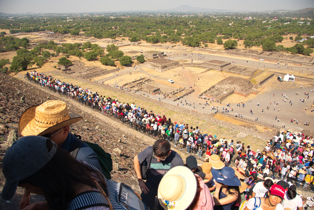 Teotihuacan fila para subir a la pirámide del Sol